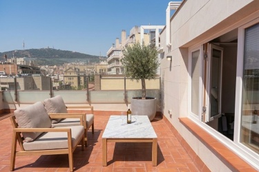 Ático de diseño arquitectónico en última planta con terraza en la azotea y vistas icónicas en Gràcia