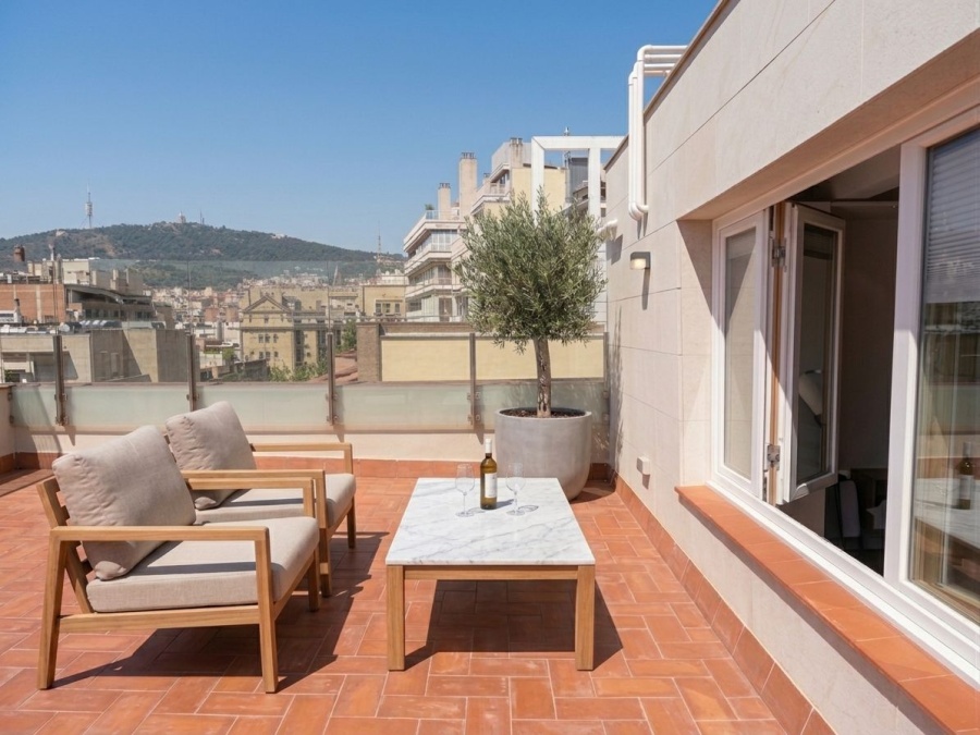 Architect-Designed Penthouse with Rooftop Terrace & Iconic Views in Gràcia