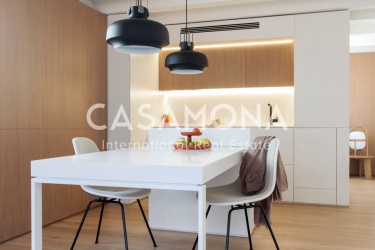 Ático de diseño arquitectónico en última planta con terraza en la azotea y vistas icónicas en Gràcia