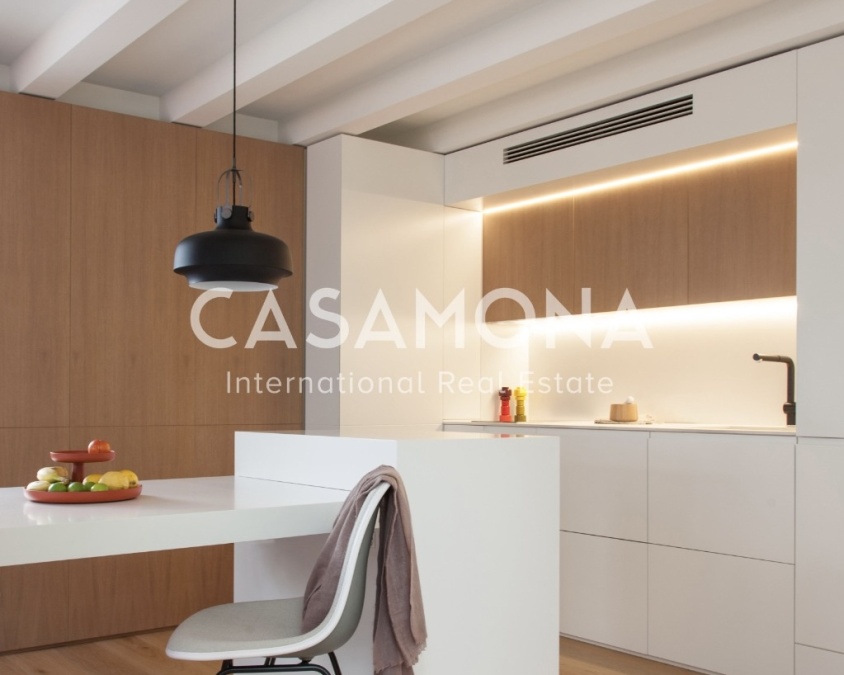 Àtic dissenyat per un arquitecte amb terrassa al terrat i vistes icòniques de Gràcia