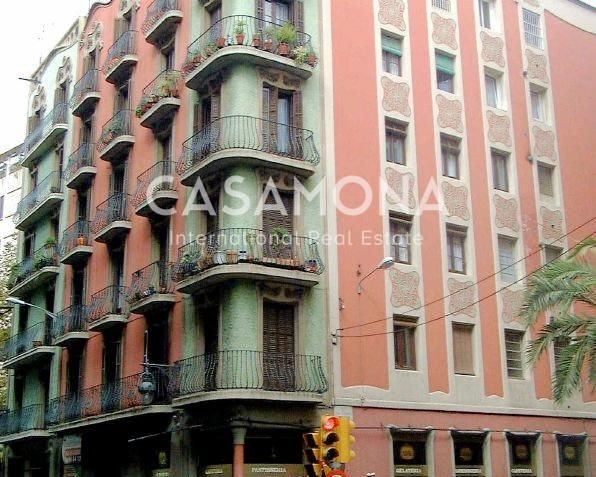 Ático de diseño arquitectónico en última planta con terraza en la azotea y vistas icónicas en Gràcia