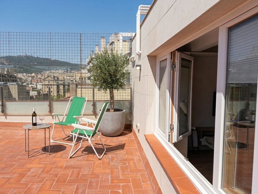 Architect-Designed Penthouse with Rooftop Terrace & Iconic Views in Gràcia