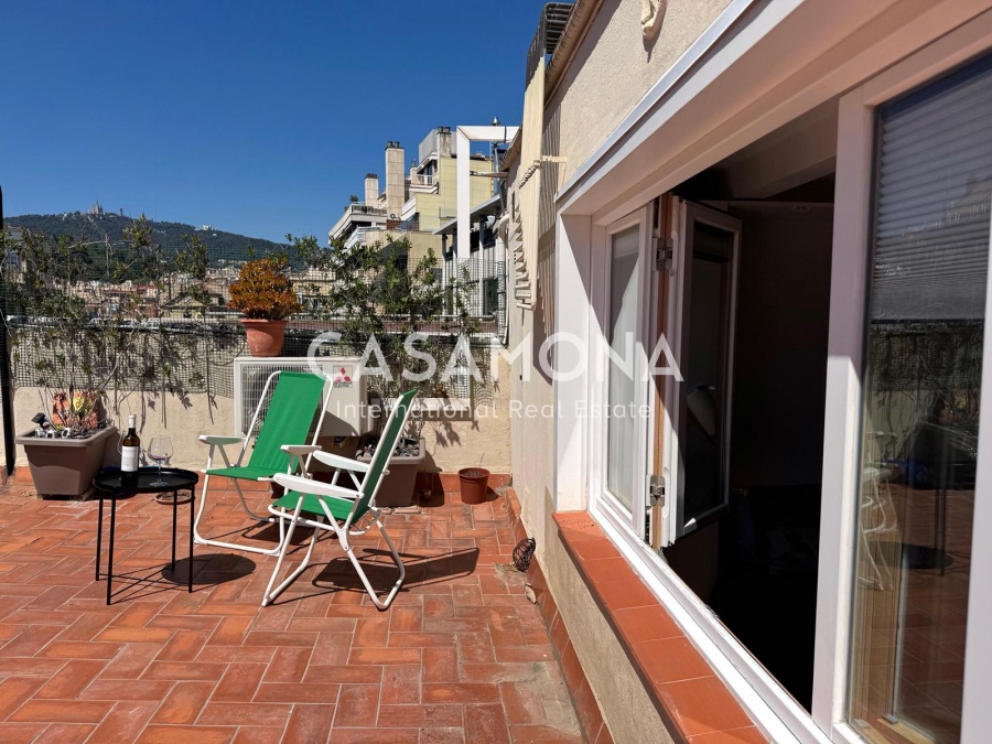 Architect-Designed Penthouse with Rooftop Terrace & Iconic Views in Gràcia