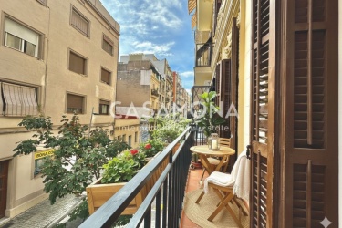 Encantador apartament reformat amb caràcter històric al Poble Sec Encantador apartament reformat amb caràcter històric al Poble Sec