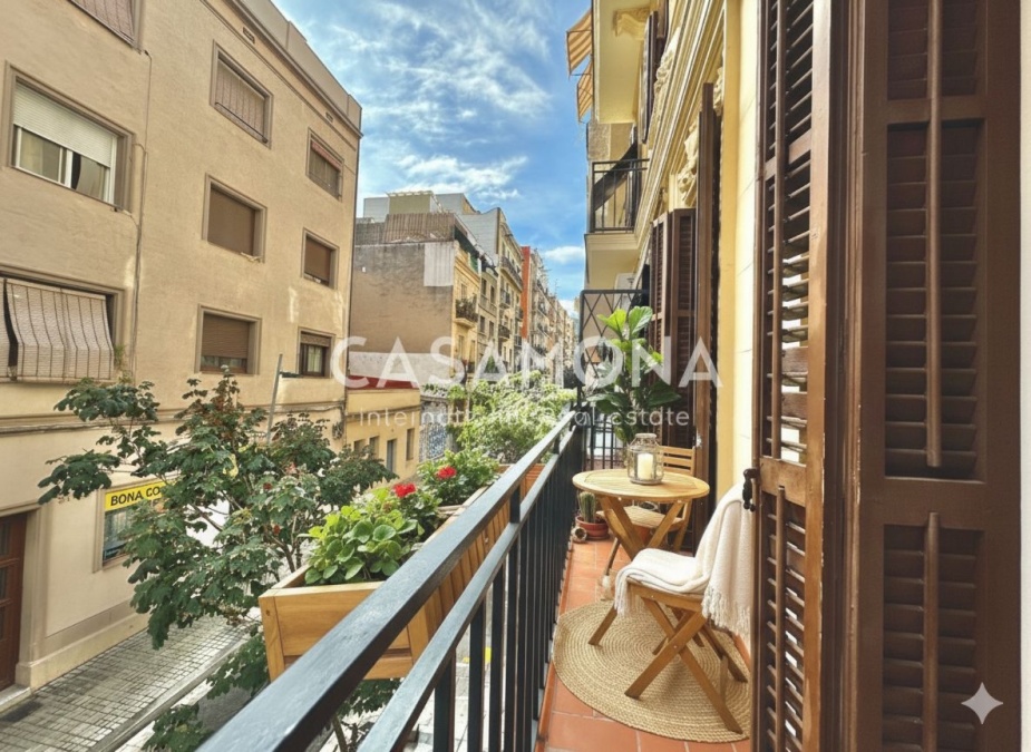 Encantador apartament reformat amb caràcter històric al Poble Sec