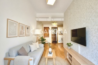 Charming and Stylish 1-Bedroom Apartment with a Balcony and a Community Terrace with Views in Poble Sec Charming and Stylish 1-Bedroom Apartment with a Balcony and a Community Terrace with Views in Poble Sec