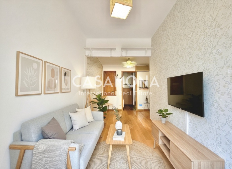 Charming and Stylish 1-Bedroom Apartment with a Balcony and a Community Terrace with Views in Poble Sec Charming and Stylish 1-Bedroom Apartment with a Balcony and a Community Terrace with Views in Poble Sec