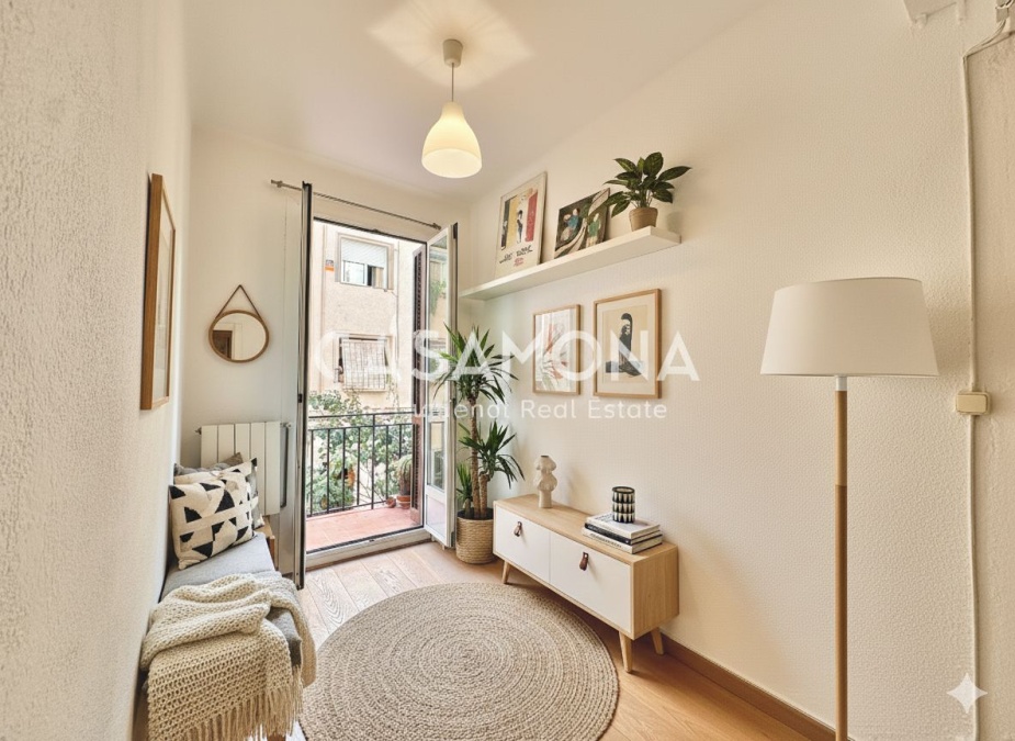 Charming and Stylish 1-Bedroom Apartment with a Balcony and a Community Terrace with Views in Poble Sec Charming and Stylish 1-Bedroom Apartment with a Balcony and a Community Terrace with Views in Poble Sec