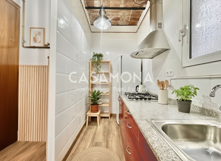 Charming and Stylish 1-Bedroom Apartment with a Balcony and a Community Terrace with Views in Poble Sec Charming and Stylish 1-Bedroom Apartment with a Balcony and a Community Terrace with Views in Poble Sec