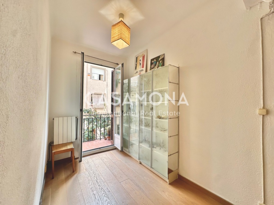 Encantador apartament reformat amb caràcter històric al Poble Sec