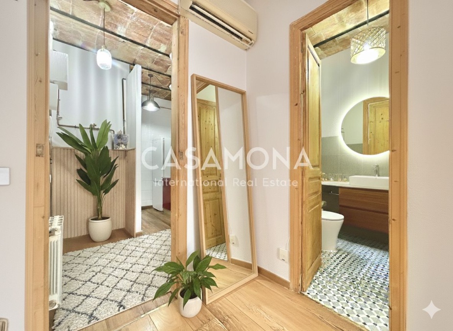 Encantador apartament reformat amb caràcter històric al Poble Sec