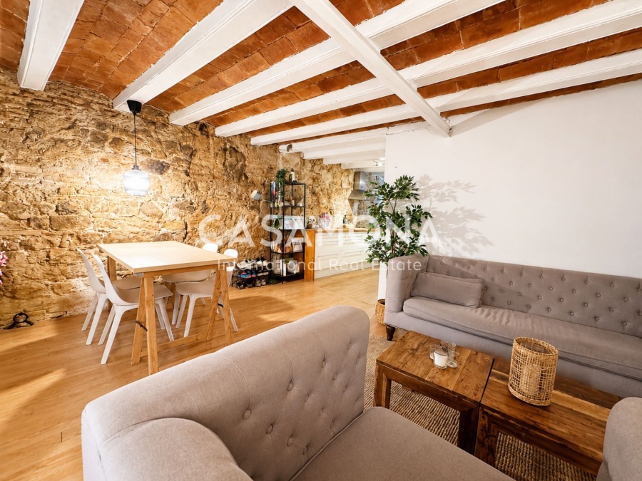 Apartamento de 2 Habitaciones con Vigas de Madera Originales y Balcones en el Barrio Gótico