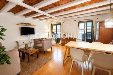 2-Zimmer-Wohnung mit Originalen Holzbalken und Balkonen im Gotischen Viertel 2-Zimmer-Wohnung mit Originalen Holzbalken und Balkonen im Gotischen Viertel