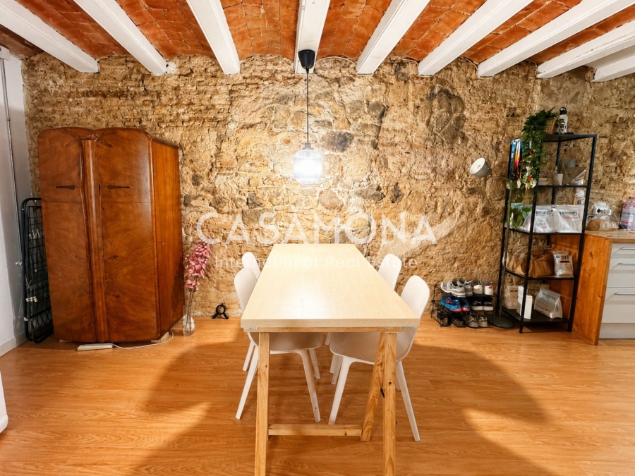 2-Bedroom Apartment with Original Wooden Beams and Balconies in the Gothic Quarter