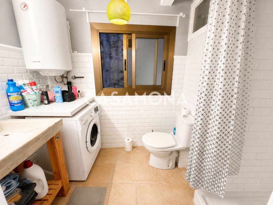2-Zimmer-Wohnung mit Originalen Holzbalken und Balkonen im Gotischen Viertel 2-Zimmer-Wohnung mit Originalen Holzbalken und Balkonen im Gotischen Viertel