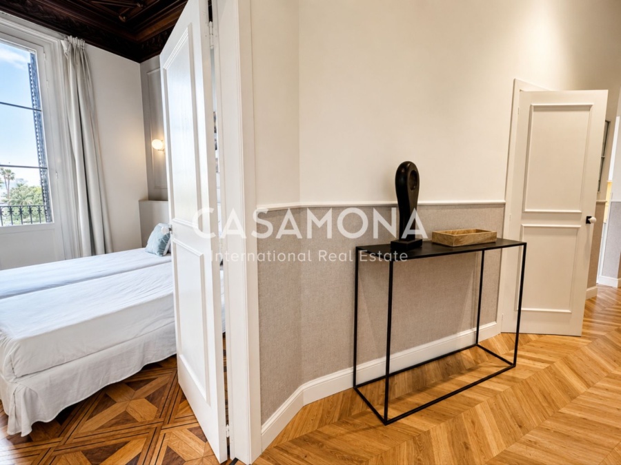 Excepcional Apartamento Histórico con Piscina en la Azotea y Vistas Panorámicas al Mar en El Born