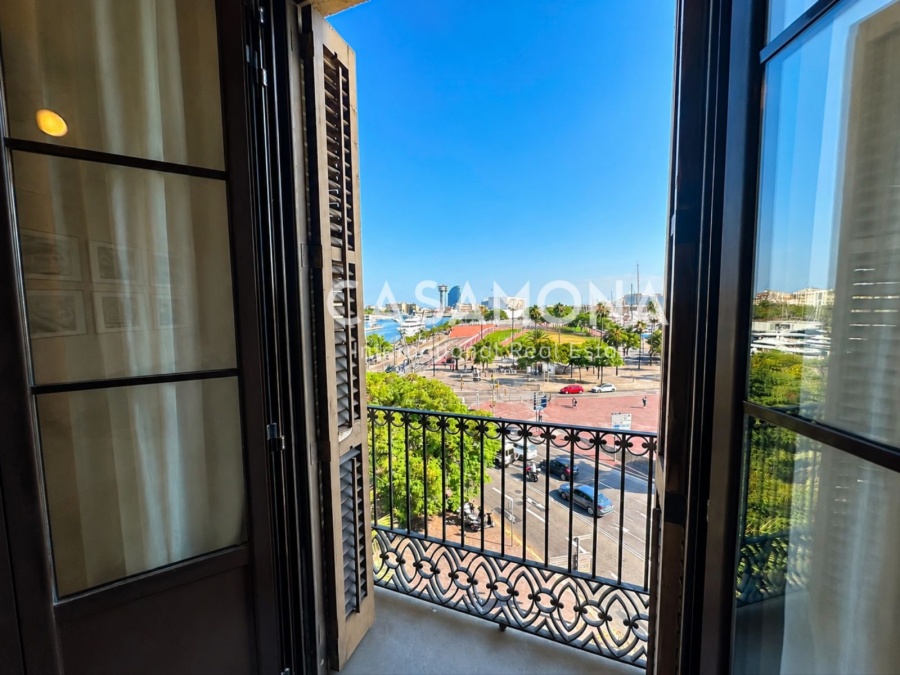 Apartamento histórico de 2 dormitorios con vistas al mar y balcones en el corazón de El Born