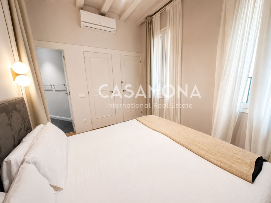 Apartamento histórico de 2 dormitorios con vistas al mar y balcones en el corazón de El Born