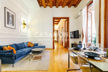 Elegant apartament al Barri Gòtic amb caràcter atemporal i disseny contemporani Elegant apartament al Barri Gòtic amb caràcter atemporal i disseny contemporani