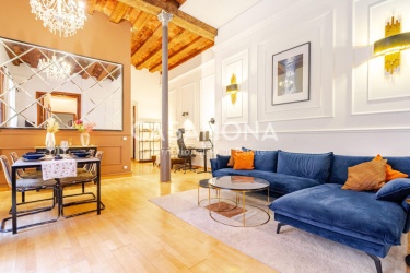 Élégant appartement dans le quartier gothique au charme intemporel et au design contemporain Élégant appartement dans le quartier gothique au charme intemporel et au design contemporain