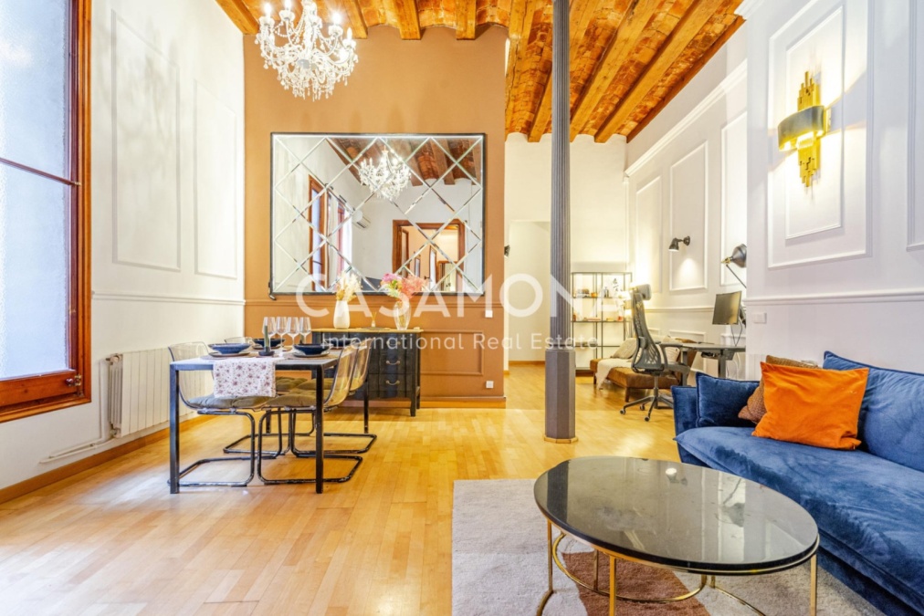 Elegant Gothic Quarter Apartment with Timeless Character & Contemporary Design Elegant Gothic Quarter Apartment with Timeless Character & Contemporary Design