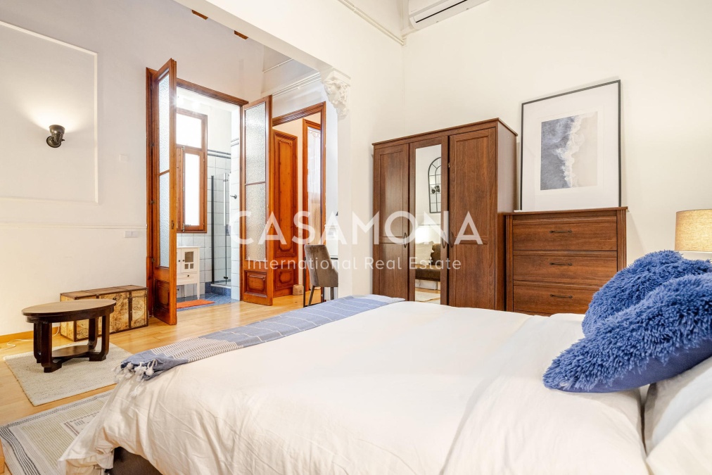 Elegant apartament al Barri Gòtic amb caràcter atemporal i disseny contemporani Elegant apartament al Barri Gòtic amb caràcter atemporal i disseny contemporani