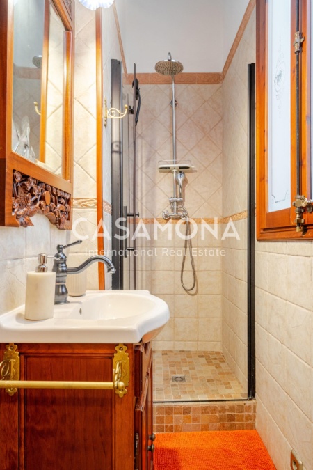 Élégant appartement dans le quartier gothique au charme intemporel et au design contemporain Élégant appartement dans le quartier gothique au charme intemporel et au design contemporain