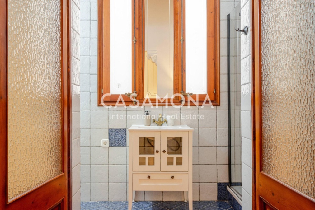 Elegant Gothic Quarter Apartment with Timeless Character & Contemporary Design Elegant Gothic Quarter Apartment with Timeless Character & Contemporary Design