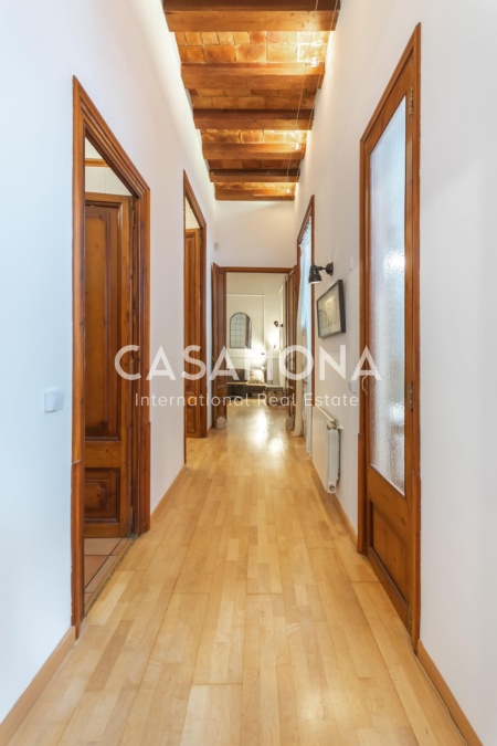 Elegant apartament al Barri Gòtic amb caràcter atemporal i disseny contemporani Elegant apartament al Barri Gòtic amb caràcter atemporal i disseny contemporani