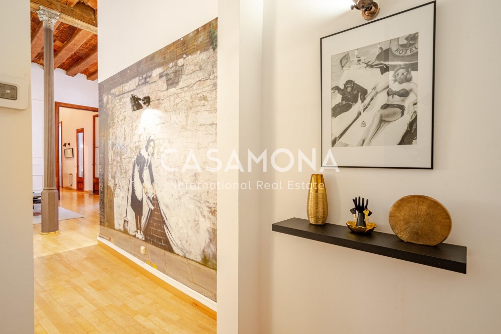 Elegant apartament al Barri Gòtic amb caràcter atemporal i disseny contemporani Elegant apartament al Barri Gòtic amb caràcter atemporal i disseny contemporani