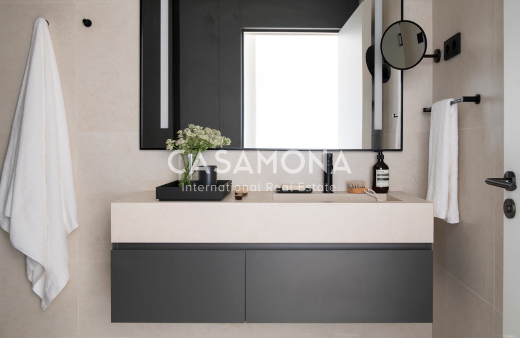 Stylish 1-Bedroom Apartment with Private Terrace in Barcelona