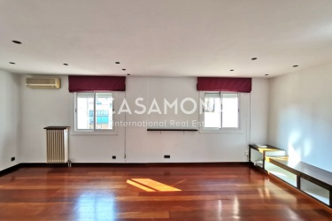 Amplio ático en la última planta con 2 dormitorios, enorme terraza privada y ascensor. Amplio ático en la última planta con 2 dormitorios, enorme terraza privada y ascensor.
