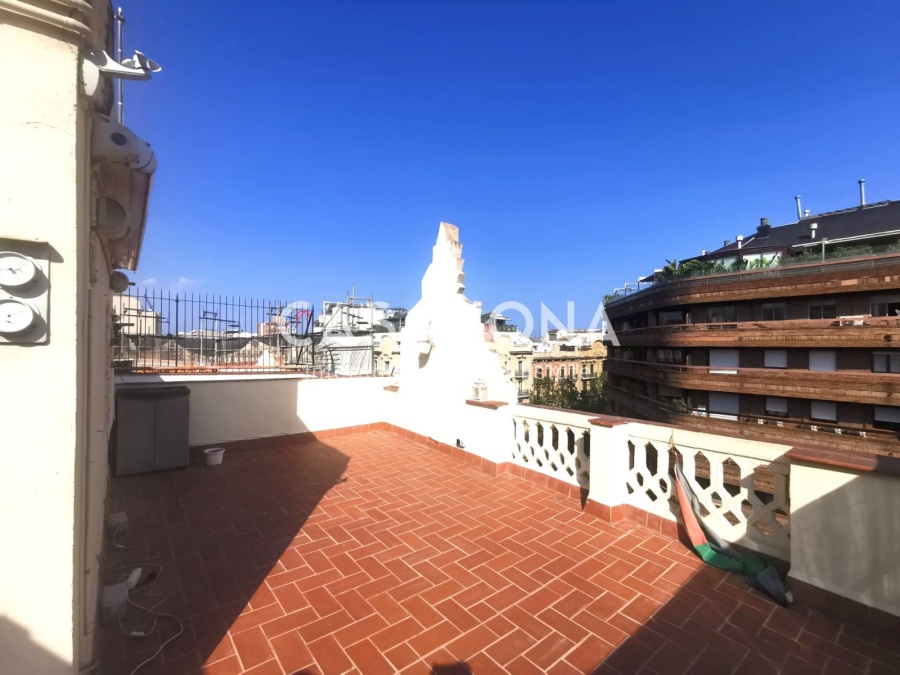 Amplio ático en la última planta con 2 dormitorios, enorme terraza privada y ascensor.
