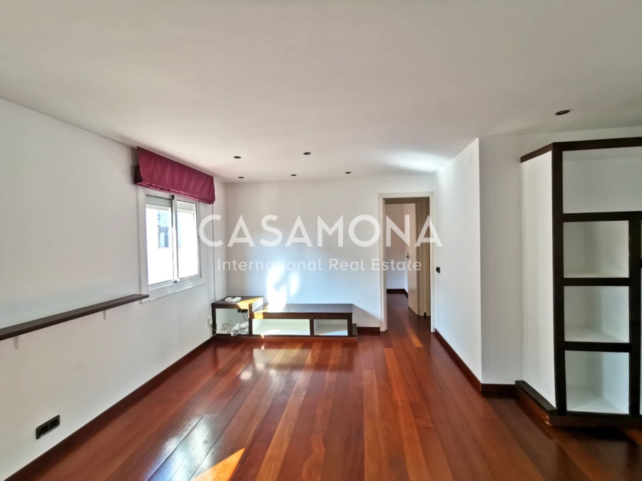 Amplio ático en la última planta con 2 dormitorios, enorme terraza privada y ascensor.