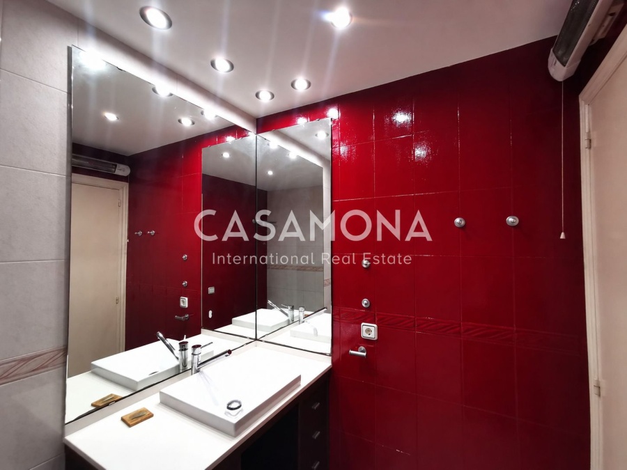 Amplio ático en la última planta con 2 dormitorios, enorme terraza privada y ascensor.