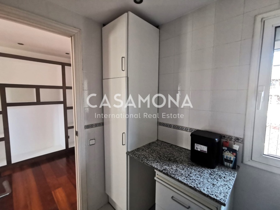 Amplio ático en la última planta con 2 dormitorios, enorme terraza privada y ascensor.
