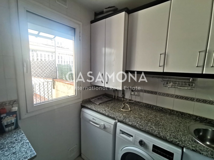 Amplio ático en la última planta con 2 dormitorios, enorme terraza privada y ascensor.