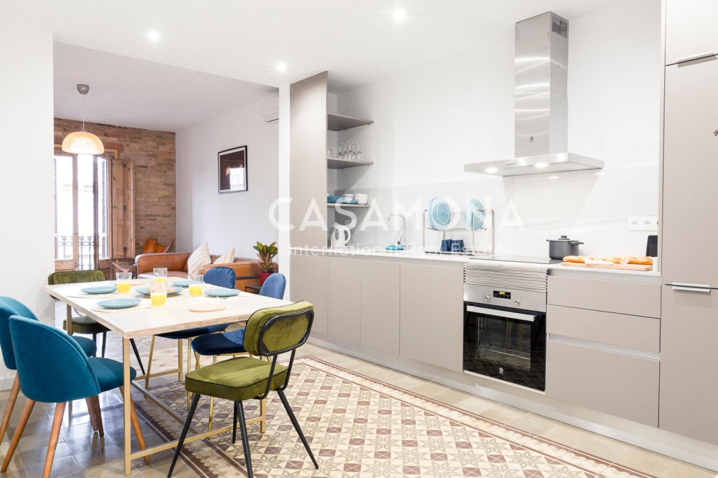 Bright & Spacious 4-Bedroom Apartment in Eixample 