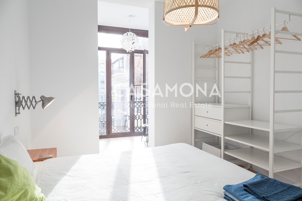 Bright & Spacious 4-Bedroom Apartment in Eixample 