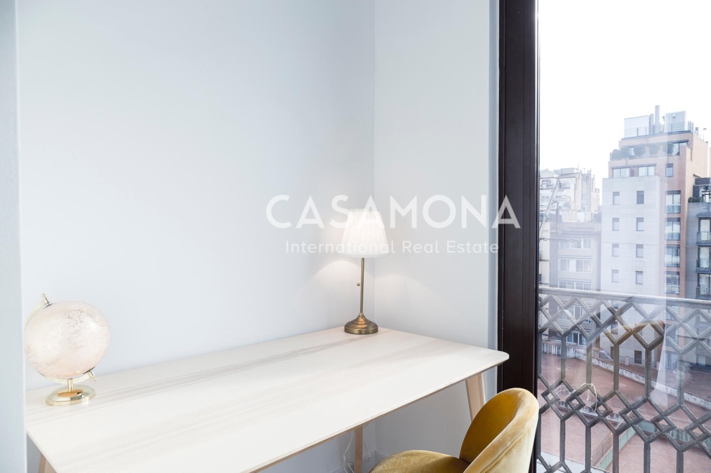 Bright & Spacious 4-Bedroom Apartment in Eixample 