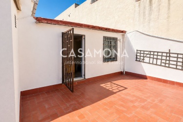 Elegant 1-Bedroom Penthouse with Elevator & Community Terrace in the Heart of The Gothic Quarter Elegant 1-Bedroom Penthouse with Elevator & Community Terrace in the Heart of The Gothic Quarter