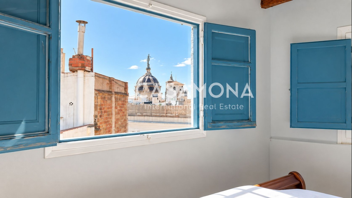 Elegant 1-Bedroom Penthouse with Elevator & Community Terrace in the Heart of The Gothic Quarter 