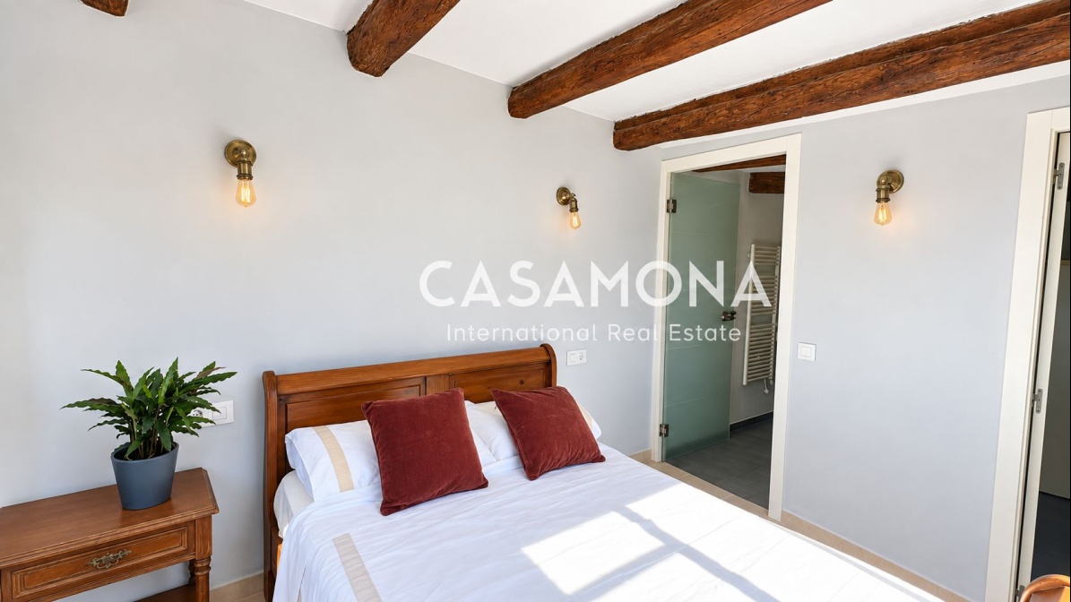 Elegant 1-Bedroom Penthouse with Elevator & Community Terrace in the Heart of The Gothic Quarter 