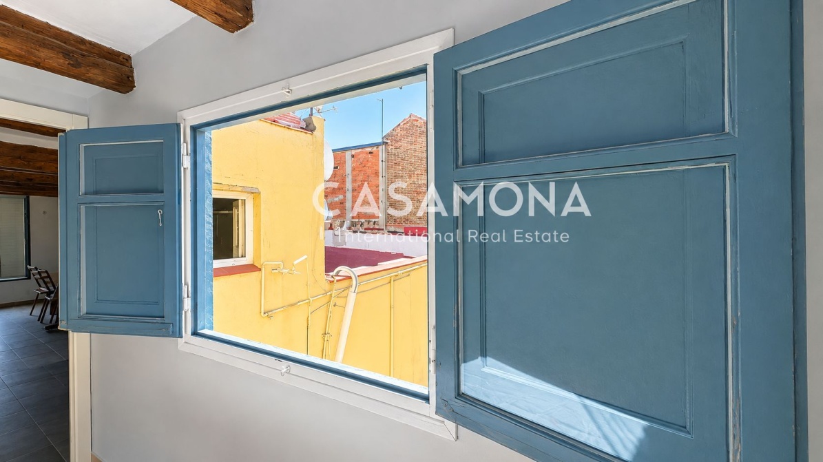 Elegant 1-Bedroom Penthouse with Elevator & Community Terrace in the Heart of The Gothic Quarter 