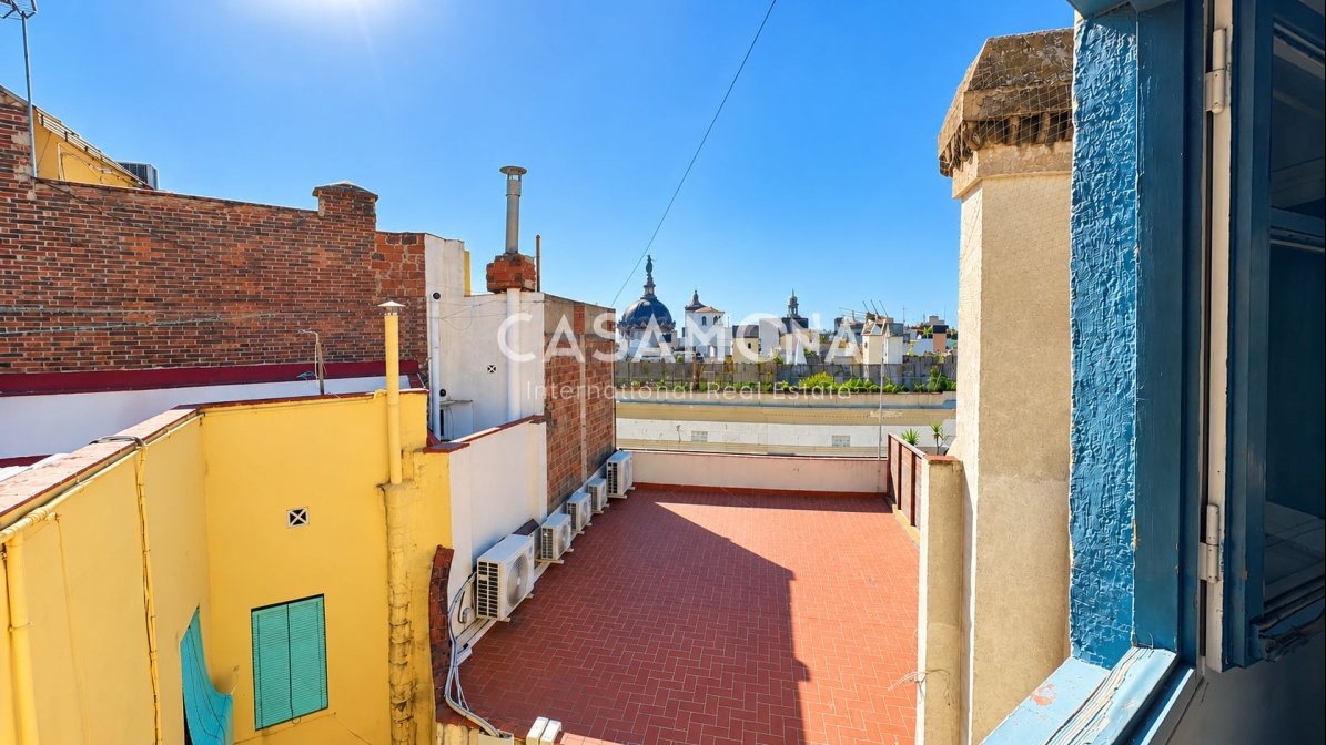Elegant 1-Bedroom Penthouse with Elevator & Community Terrace in the Heart of The Gothic Quarter 