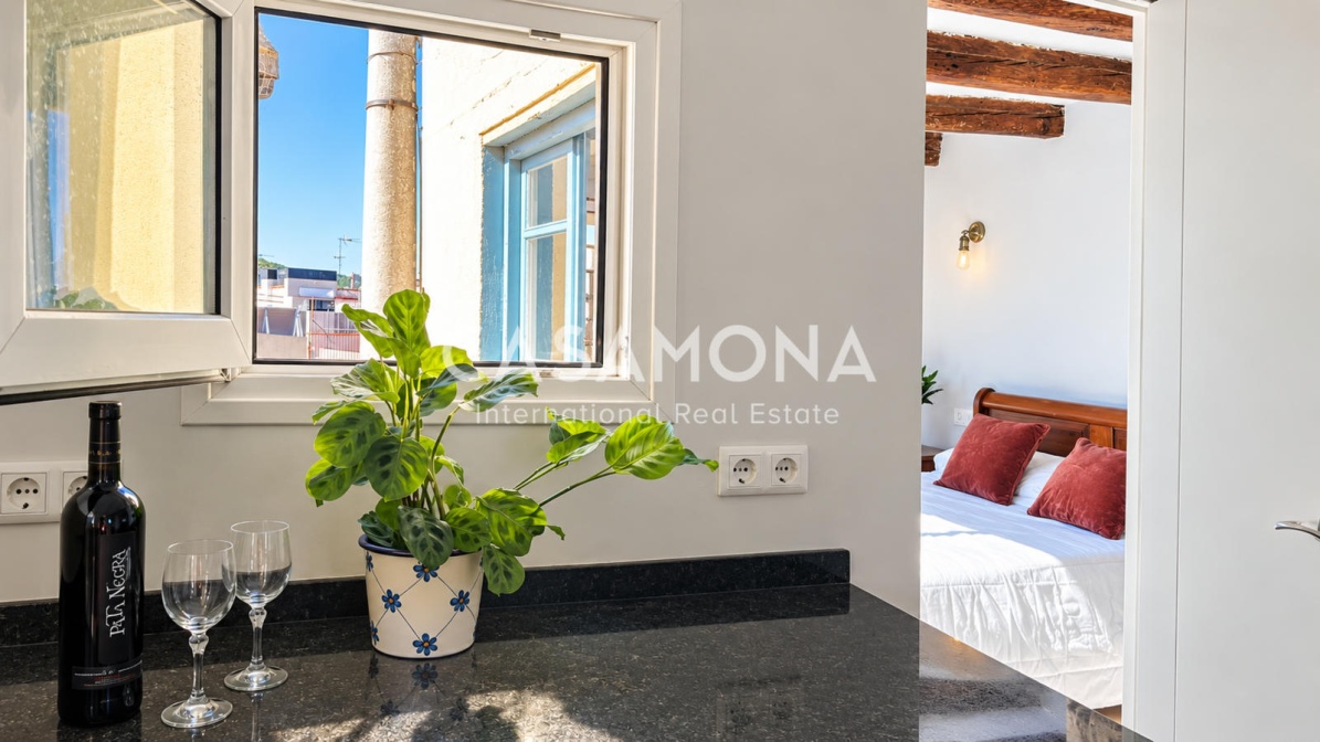 Elegant 1-Bedroom Penthouse with Elevator & Community Terrace in the Heart of The Gothic Quarter 