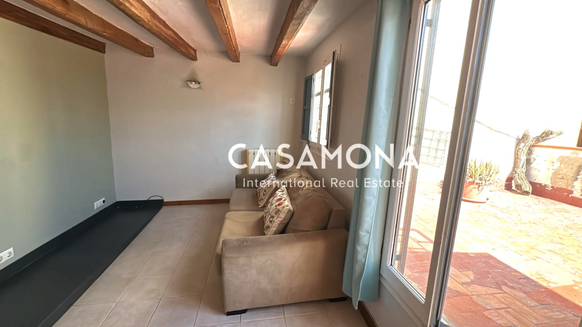 Elegant 1-Bedroom Penthouse with Elevator & Community Terrace in the Heart of The Gothic Quarter 