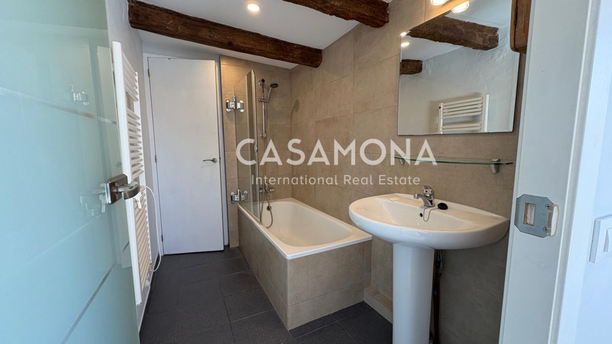 Elegantes Penthouse mit 1 Schlafzimmer, Aufzug und Gemeinschaftsterrasse im Herzen von El Gòtic Elegantes Penthouse mit 1 Schlafzimmer, Aufzug und Gemeinschaftsterrasse im Herzen von El Gòtic