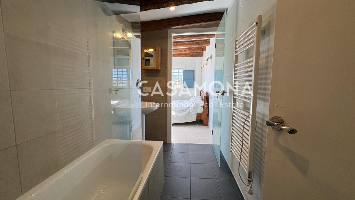 Elegant 1-Bedroom Penthouse with Elevator & Community Terrace in the Heart of The Gothic Quarter 