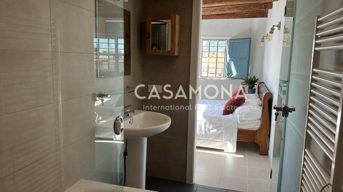 Elegant 1-Bedroom Penthouse with Elevator & Community Terrace in the Heart of The Gothic Quarter 